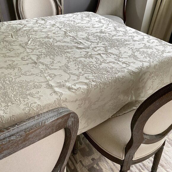 🎬✨Tv Show “UMBRELLA ACADEMY ” - Ivory Lace Tablecloth - Picture 2 of 12